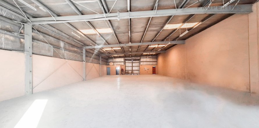Warehouse in Al Qusais, Dubai, UAE 371.6 sq.m. № 569263