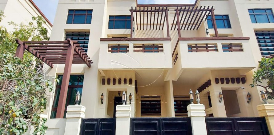 Villa in Al Maqtaa, Abu Dhabi, UAE 5 bedrooms, 660 sq.m. № 615599