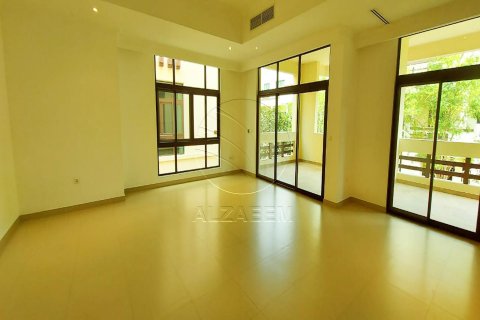 Villa in Al Maqtaa, Abu Dhabi, UAE 5 bedrooms, 660 sq.m. № 615599 - photo 10