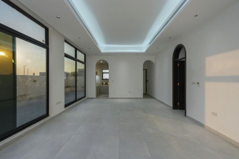 Commercial property in Al Shamkha, Abu Dhabi, UAE 5 bedrooms, 510 sq.m. № 593918 - photo 2