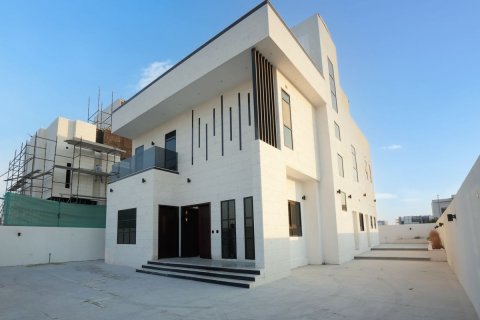 Commercial property in Al Shamkha, Abu Dhabi, UAE 5 bedrooms, 510 sq.m. № 593918 - photo 1