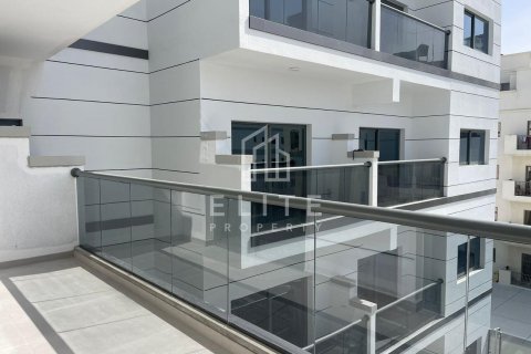Building in International City, Dubai, UAE 11049 sq.m. № 620279 - photo 2
