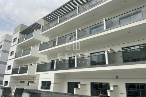 Building in International City, Dubai, UAE 11049 sq.m. № 620279 - photo 1