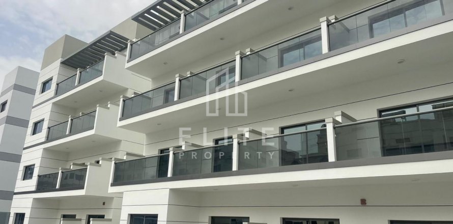 Building in International City, Dubai, UAE 11049 sq.m. № 620279
