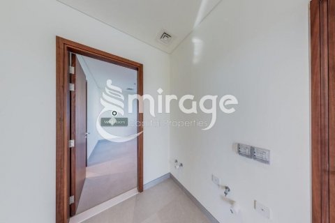 Villa in Abu Dhabi, UAE 6 bedrooms, 811 sq.m. № 596898 - photo 4