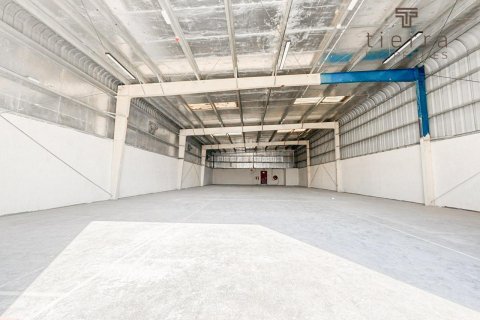 Warehouse in Al Quoz, Dubai, UAE 371.6 sq.m. № 569352 - photo 1