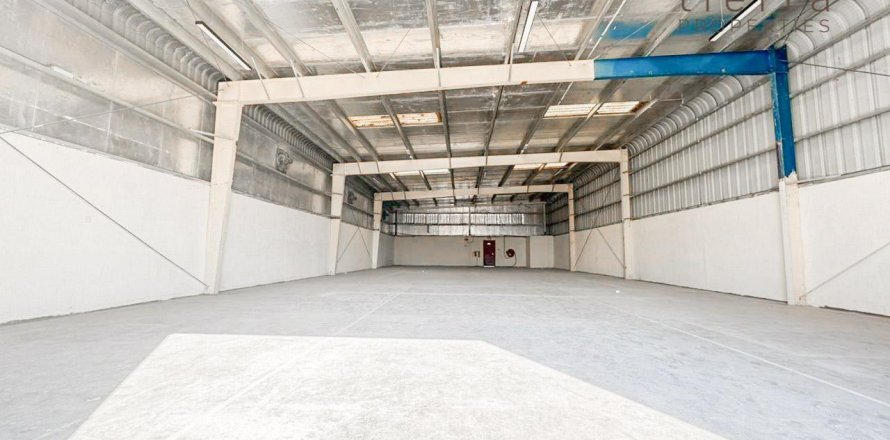 Warehouse in Al Quoz, Dubai, UAE 371.6 sq.m. № 569352