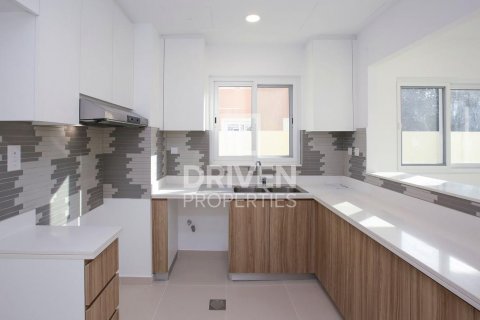 Rumah bandar di Dubai Land, Dubai, UAE 4 bilik tidur, 216 meter persegi № 602555 - foto 6