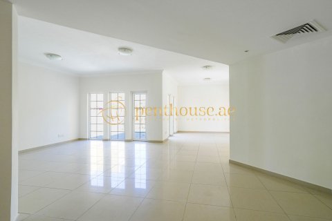 Řadový dům v Dubai Land, SAE 3 ložnice, 531 m² Č.: 593519 - fotografie 8