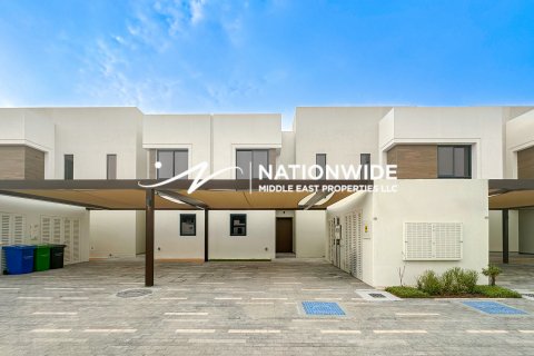 Townhouse in Abu Dhabi, UAE 2 bedrooms, 124 sq.m. № 584442 - photo 1