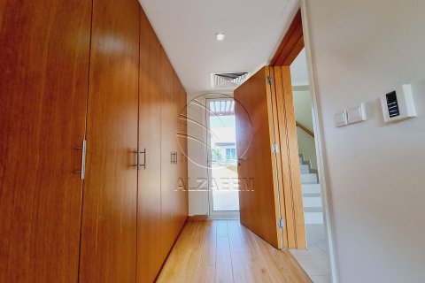 Villa in Al Raha Gardens, Abu Dhabi, UAE 3 bedrooms, 253 sq.m. № 615460 - photo 16