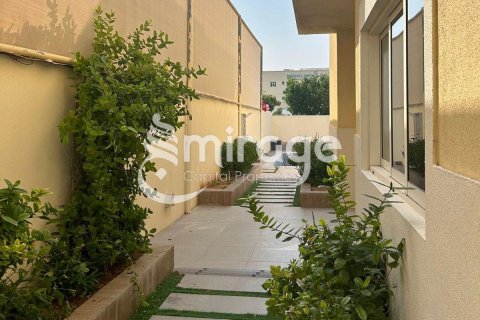 Vilë në Al Raha Gardens, Abu Dhabi, Emiratet e Bashkuara Arabe 6 dhoma gjumi, 578.4 m2. № 550659 - Foto 12