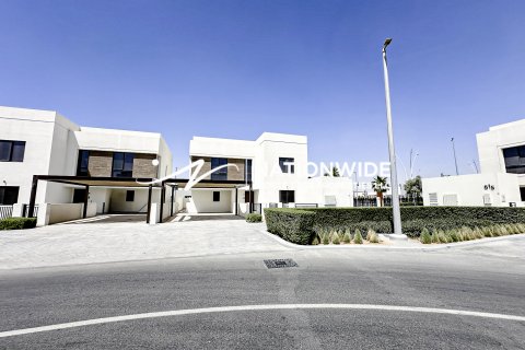 Vilë në Abu Dhabi, Emiratet e Bashkuara Arabe 5 dhoma gjumi, 360 m2. № 603828 - Foto 1