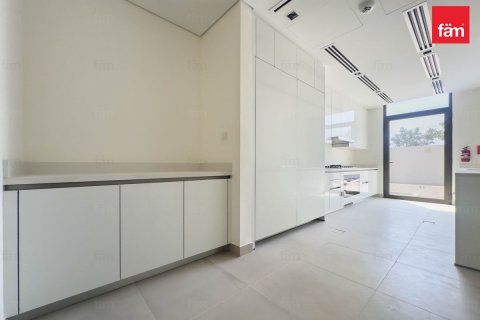 Villa te huur in Dubai, VAE 4 slaapkamers, 570 vr.m., nr 622429 - foto 5