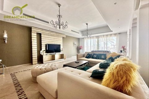 Villa in Al Hamra Village, Ras Al Khaimah, UAE 5 bedrooms, 982.5 sq.m. № 588401 - photo 6