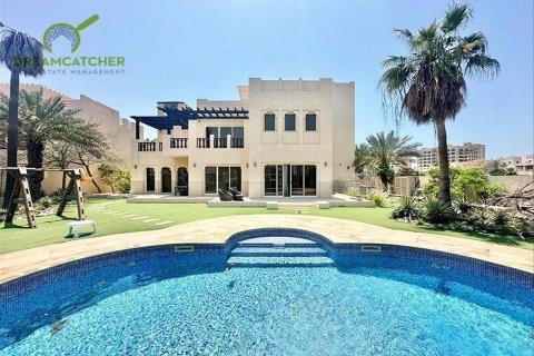 Villa in Al Hamra Village, Ras Al Khaimah, UAE 5 bedrooms, 982.5 sq.m. № 588401 - photo 2