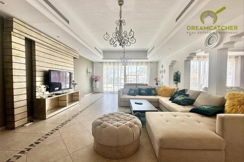 Villa in Al Hamra Village, Ras Al Khaimah, UAE 5 bedrooms, 982.5 sq.m. № 588401 - photo 5