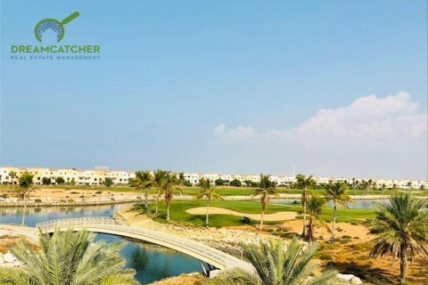 Villa in Al Hamra Village, Ras Al Khaimah, UAE 5 bedrooms, 982.5 sq.m. № 588401 - photo 1