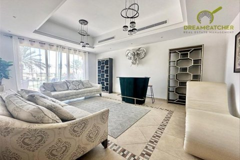 Villa in Al Hamra Village, Ras Al Khaimah, UAE 5 bedrooms, 982.5 sq.m. № 588401 - photo 8