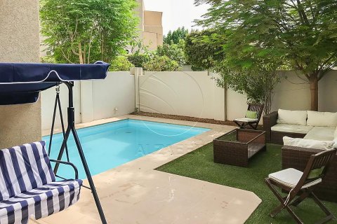 Vilë në Al Reef, Abu Dhabi, Emiratet e Bashkuara Arabe 5 dhoma gjumi, 273 m2. № 615239 - Foto 1