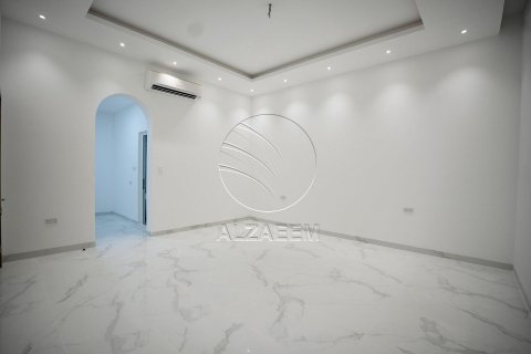 Vilë në Al Shamkha, Abu Dhabi, Emiratet e Bashkuara Arabe 5 dhoma gjumi, 510 m2. № 615914 - Foto 4