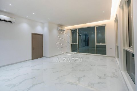 Vilë në Al Shamkha, Abu Dhabi, Emiratet e Bashkuara Arabe 5 dhoma gjumi, 510 m2. № 615914 - Foto 3