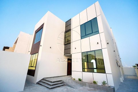 Vilë në Al Shamkha, Abu Dhabi, Emiratet e Bashkuara Arabe 5 dhoma gjumi, 510 m2. № 615914 - Foto 1