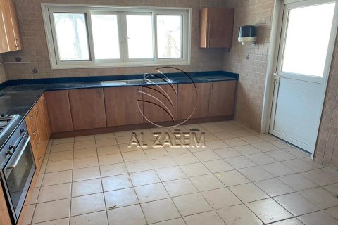 Villa in Marina Village, Abu Dhabi, UAE 5 bedrooms, 613 sq.m. № 615278 - photo 13