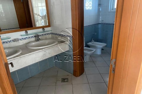 Villa in Marina Village, Abu Dhabi, UAE 5 bedrooms, 613 sq.m. № 615278 - photo 16