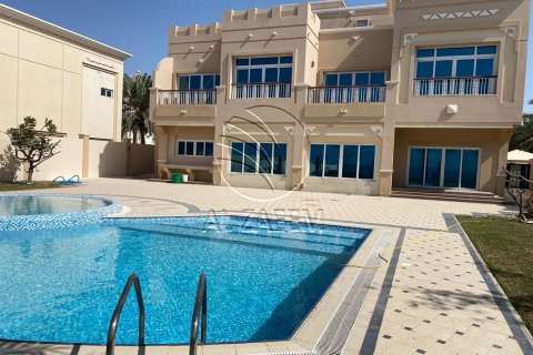 Villa in Marina Village, Abu Dhabi, UAE 5 bedrooms, 613 sq.m. № 615278 - photo 1