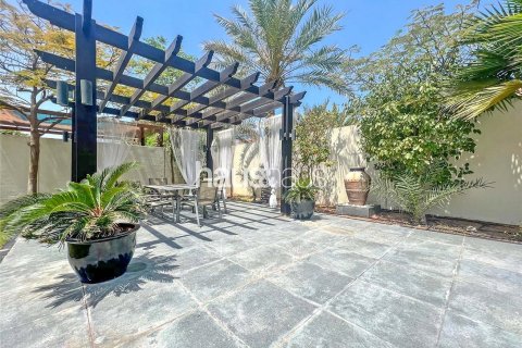 Villa te huur in Jumeirah Park, Dubai, VAE 4 slaapkamers, 367 vr.m., nr 626493 - foto 13