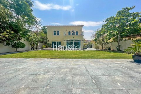 Villa te huur in Jumeirah Park, Dubai, VAE 4 slaapkamers, 367 vr.m., nr 626493 - foto 1