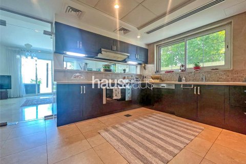 Villa te huur in Jumeirah Park, Dubai, VAE 4 slaapkamers, 367 vr.m., nr 626493 - foto 16