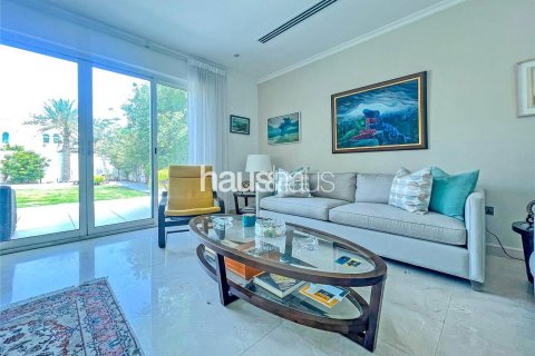 Villa te huur in Jumeirah Park, Dubai, VAE 4 slaapkamers, 367 vr.m., nr 626493 - foto 11