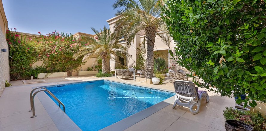 Vilë në Abu Dhabi, Emiratet e Bashkuara Arabe 5 dhoma gjumi, 592 m2. № 614998