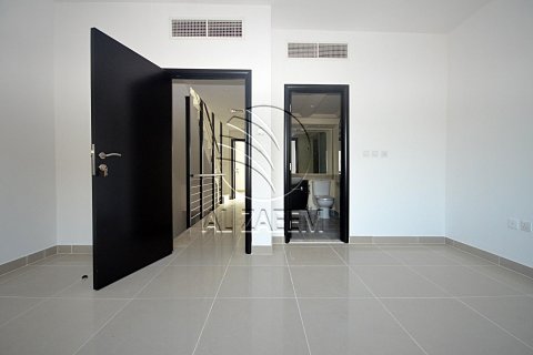 Villa sa Al Reef, Abu Dhabi, UAE 3 silid-tulugan, 225 sq.m. № 616008 - larawan 12