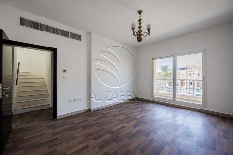 Villa en alquiler en Al Reef, Abu Dhabi, EAU 5 dormitorios, 273 m2 № 615605 - foto 16