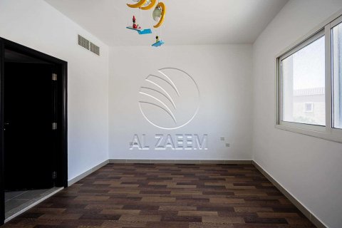 Villa en alquiler en Al Reef, Abu Dhabi, EAU 5 dormitorios, 273 m2 № 615605 - foto 17