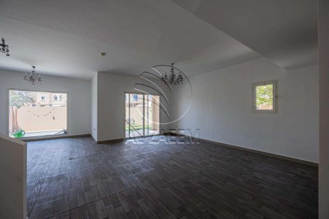 Villa en alquiler en Al Reef, Abu Dhabi, EAU 5 dormitorios, 273 m2 № 615605 - foto 2