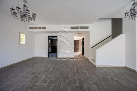 Villa en alquiler en Al Reef, Abu Dhabi, EAU 5 dormitorios, 273 m2 № 615605 - foto 3