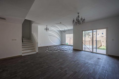 Villa en alquiler en Al Reef, Abu Dhabi, EAU 5 dormitorios, 273 m2 № 615605 - foto 1