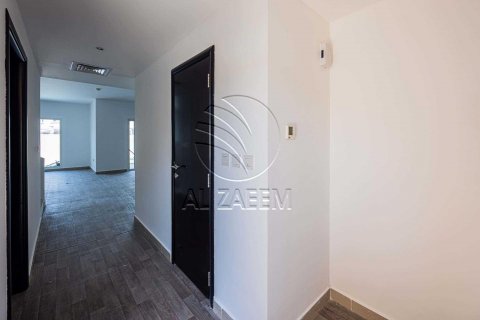 Villa en alquiler en Al Reef, Abu Dhabi, EAU 5 dormitorios, 273 m2 № 615605 - foto 5