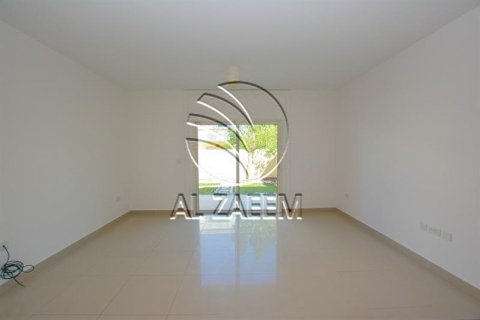 Vilë në Al Reef, Abu Dhabi, Emiratet e Bashkuara Arabe 2 dhoma gjumi, 117 m2. № 615300 - Foto 1
