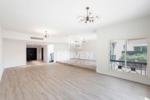 Зняти в оренду віллу в Аль-Барша, Дубай, ОАЕ 4 спальні, 335м2, № 603724 - фото 1