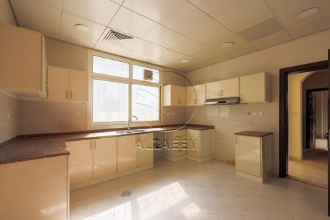 Villa in Khalifa City, Abu Dhabi, UAE 4 bedrooms, 418 sq.m. № 615536 - photo 13
