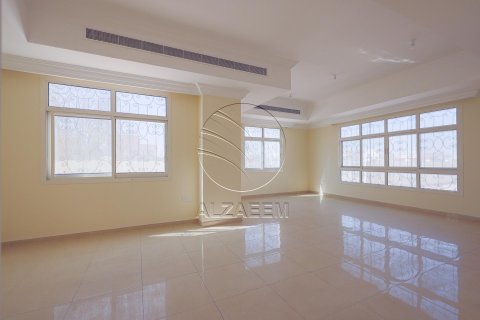 Villa in Khalifa City, Abu Dhabi, UAE 4 bedrooms, 418 sq.m. № 615536 - photo 7