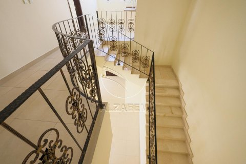Villa in Khalifa City, Abu Dhabi, UAE 4 bedrooms, 418 sq.m. № 615536 - photo 20