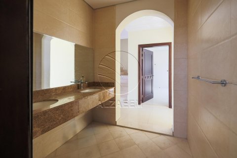 Villa in Khalifa City, Abu Dhabi, UAE 4 bedrooms, 418 sq.m. № 615536 - photo 15