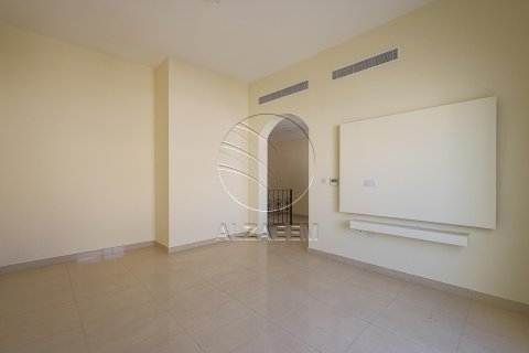 Villa in Khalifa City, Abu Dhabi, UAE 4 bedrooms, 418 sq.m. № 615536 - photo 23
