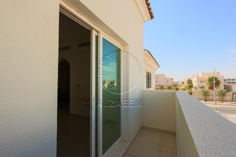 Villa in Khalifa City, Abu Dhabi, UAE 4 bedrooms, 418 sq.m. № 615536 - photo 24